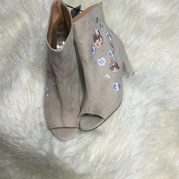 New NEW YORK & COMPANY Peep Toe Boots Size 9 - Picture 7 of 8